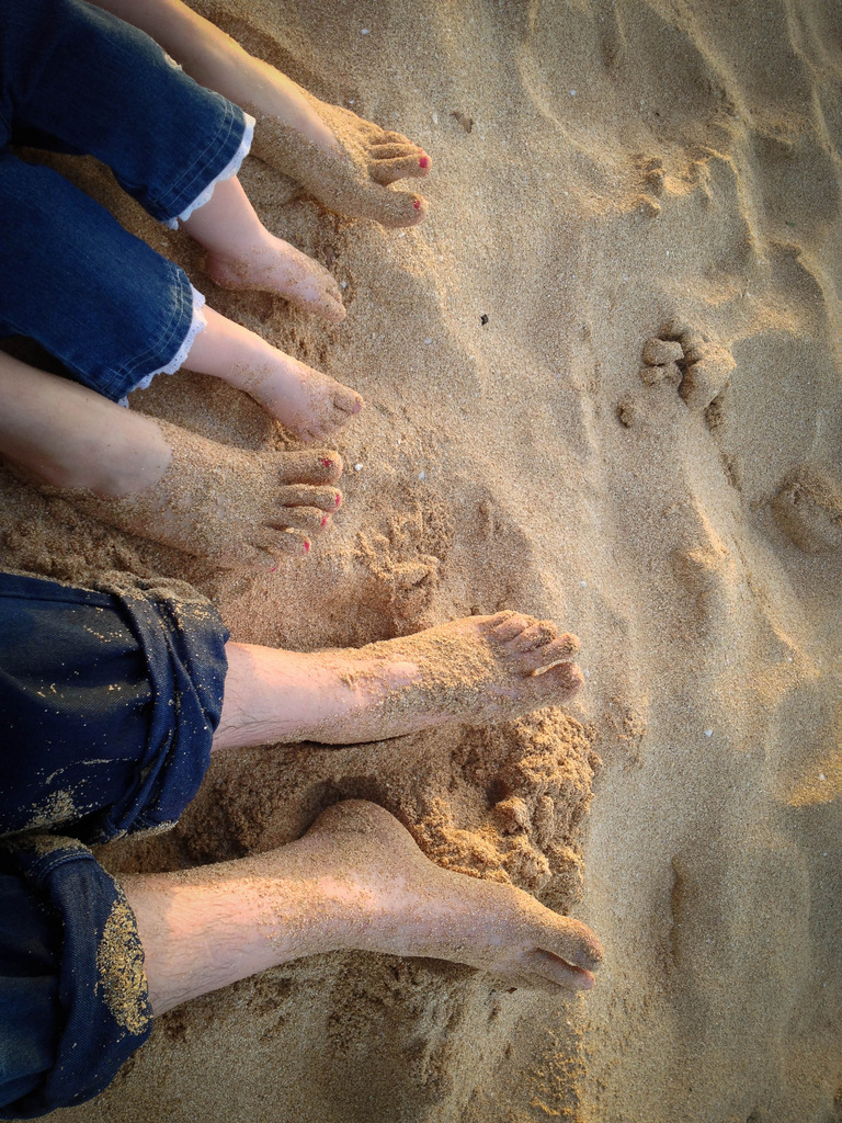 feet-on-beach-north-shore-sunset