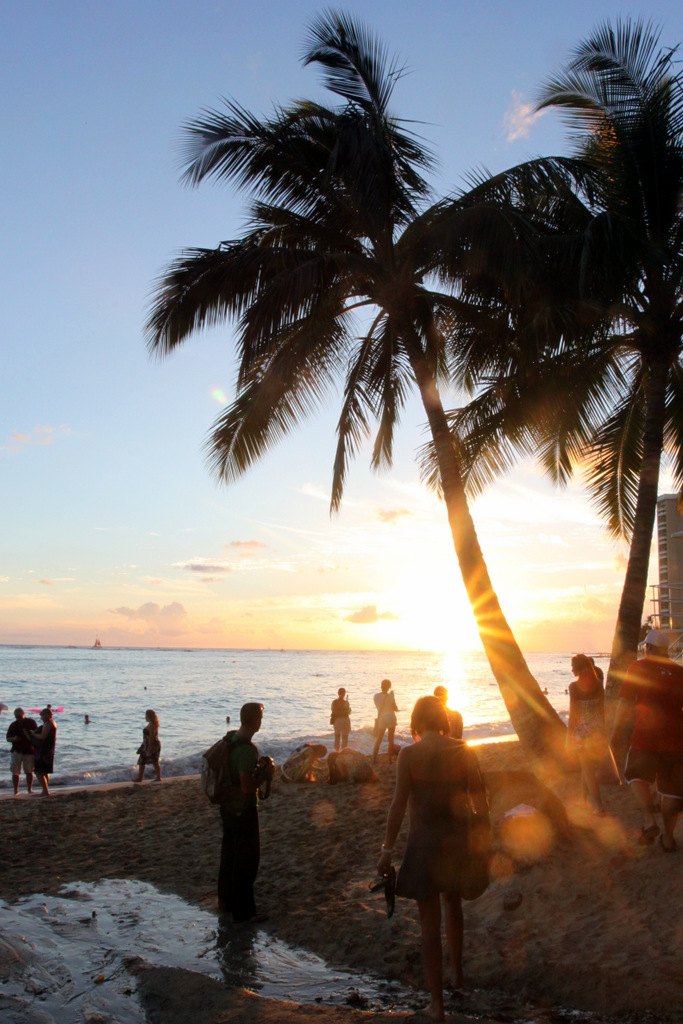 waikik-sunset-crowd